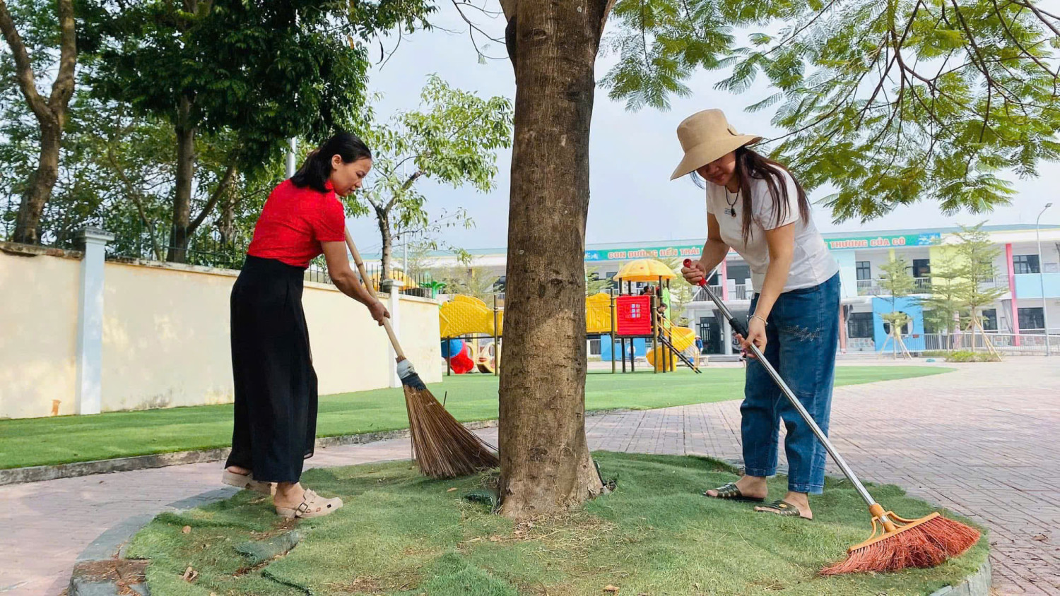 Hoạt động tổng vệ sinh môi trường, định kỳ hàng tuần của CBGVNV trường MN Phương Trung I nahwfm tạo nên một ngôi trường xanh - an toàn - hạnh phúc
