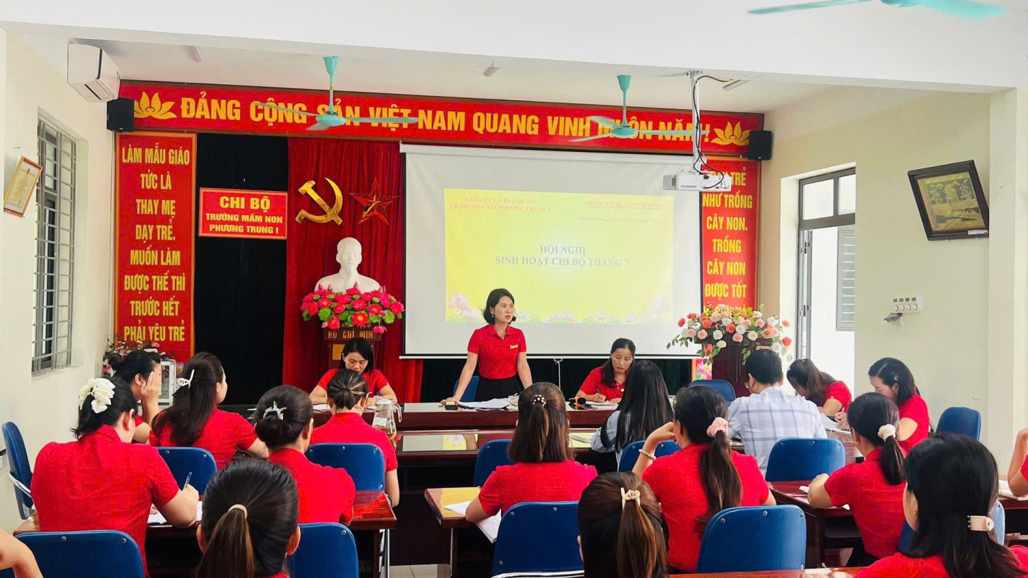 Chi bộ trường Mầm non Phương trung I tổ chức thảo luận văn kiện các cấp và lấy ý kiến về nhân sự đại biểu đi dự đại hội Đảng bộ Xã Thanh Oai lần thứ nhất nhiệm kỳ 2025-2030